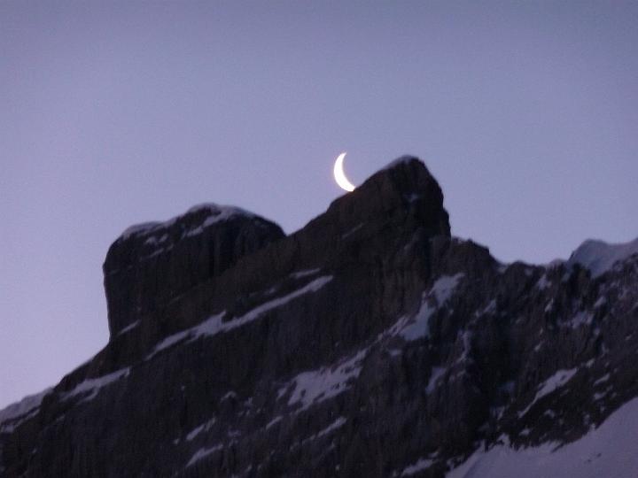 TourMars2009 053.jpg - La lune au lever du jour sur la Tour qui nous attend